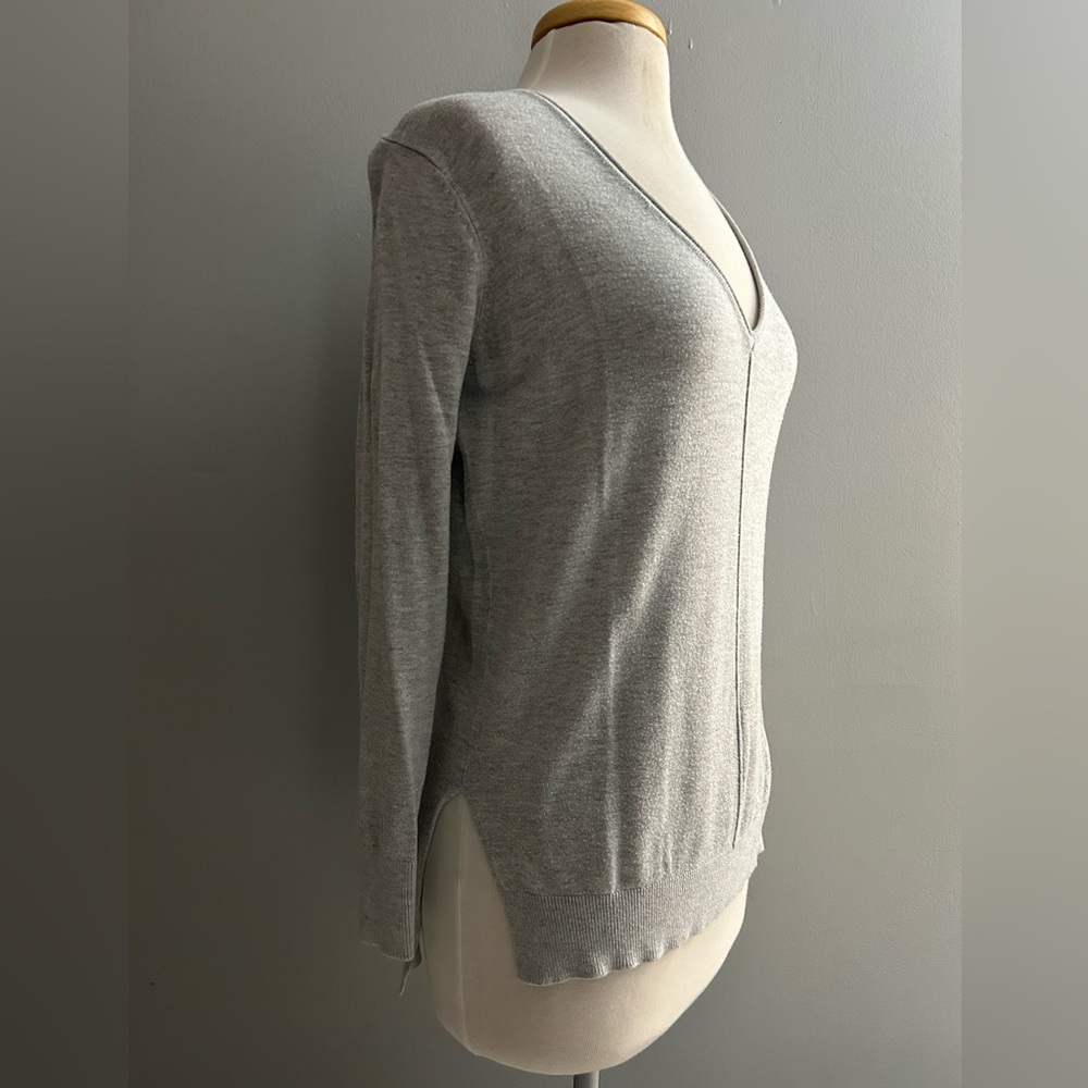 Gray atmosphere high low lightweight v-neck sweater